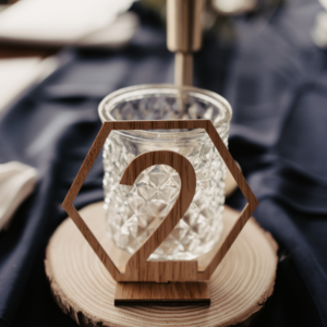 numeracja stołu drewniany-cyfry-w-ramkach-heksagon-dekoracja boho- dekoracja rustystkalna-wypożyczalnia dekoracji-dekoracja w Toruniu- dekoracja weselna